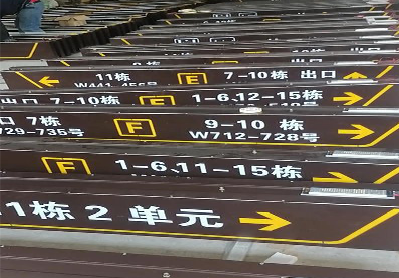 马尔康广告标识中，常见的几种安装方式。