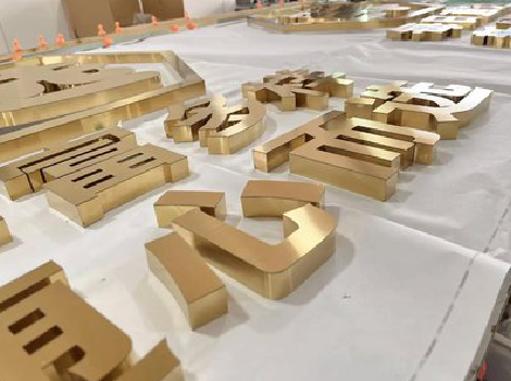 马尔康拉丝不锈钢字的特点。